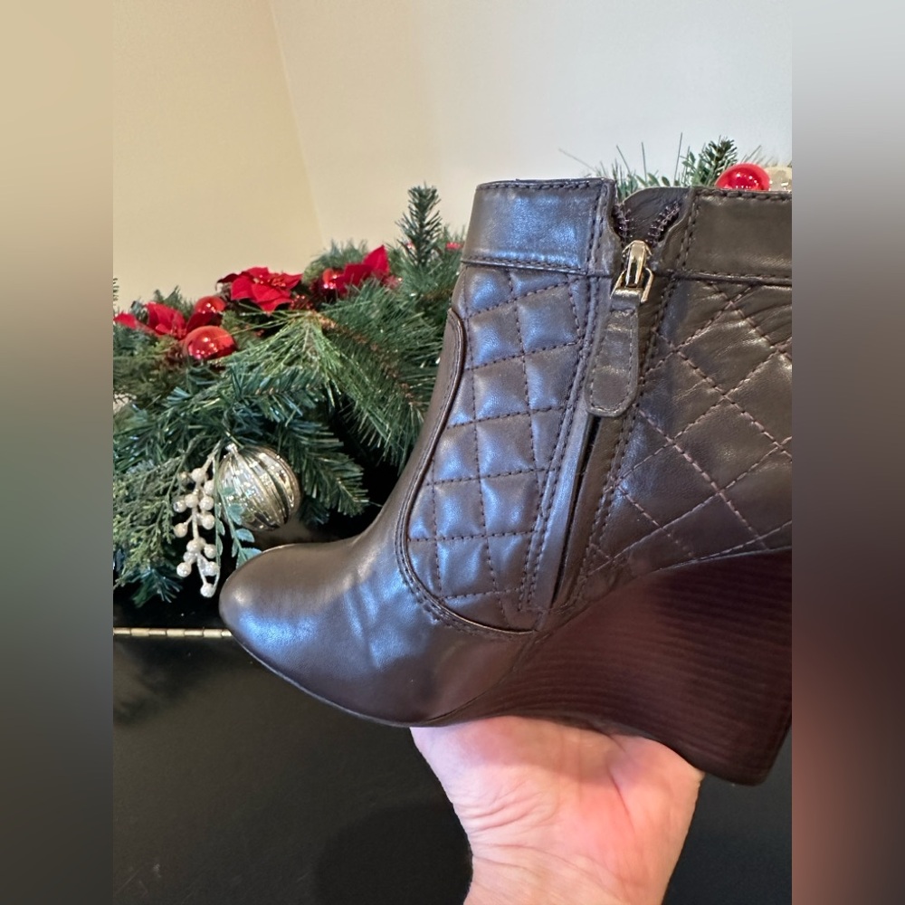 Tory Burch NWOT Authentic RARE Luxury Minimalist Quilted Brown Ankle Boots - Picture 15 of 17